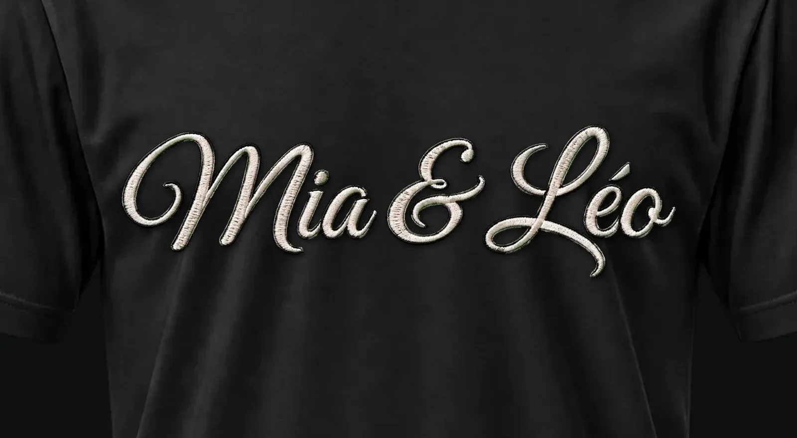 Aperçu brodé généré par Plumetis (simulation) : « Mia & Léo » en fil clair sur t-shirt noir.